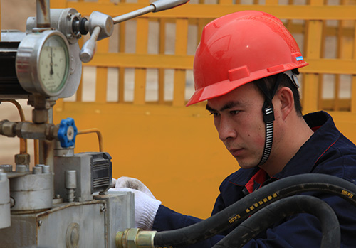 技術(shu)人員調(diào)試工作(zuò)現場圖(tu)-航天泵(bèng)閥